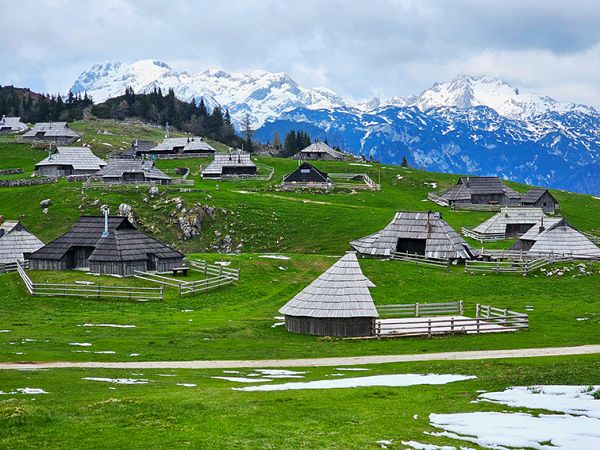 Koledar stenski 2027 JM Gremo na lepše po Sloveniji