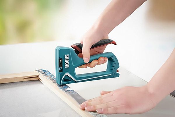 Tapetniški spenjač Novus J-13 Worker